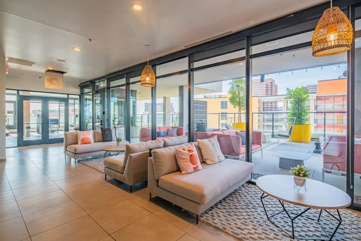 Adorable - High Rise Dt, Pool, Gym, Parking Apartment Phoenix