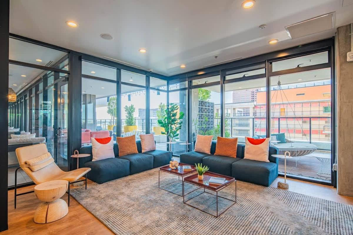 Adorable - High Rise Dt, Pool, Gym, Parking Apartment