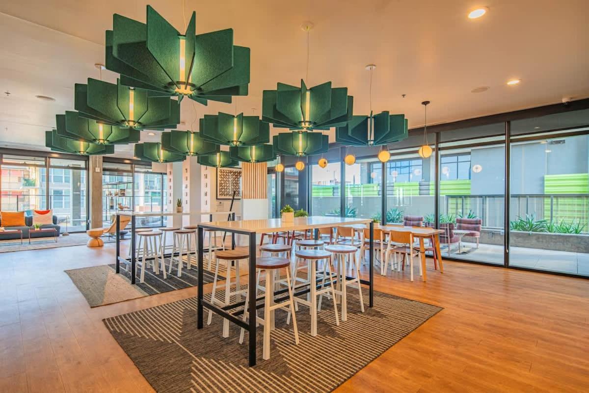 Adorable - High Rise Dt, Pool, Gym, Parking Apartment *